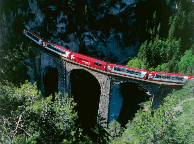 6_Glacier Express auf dem Landwasser Viadukt - Schoene Aussichten Touristik (c) swiss-image.ch